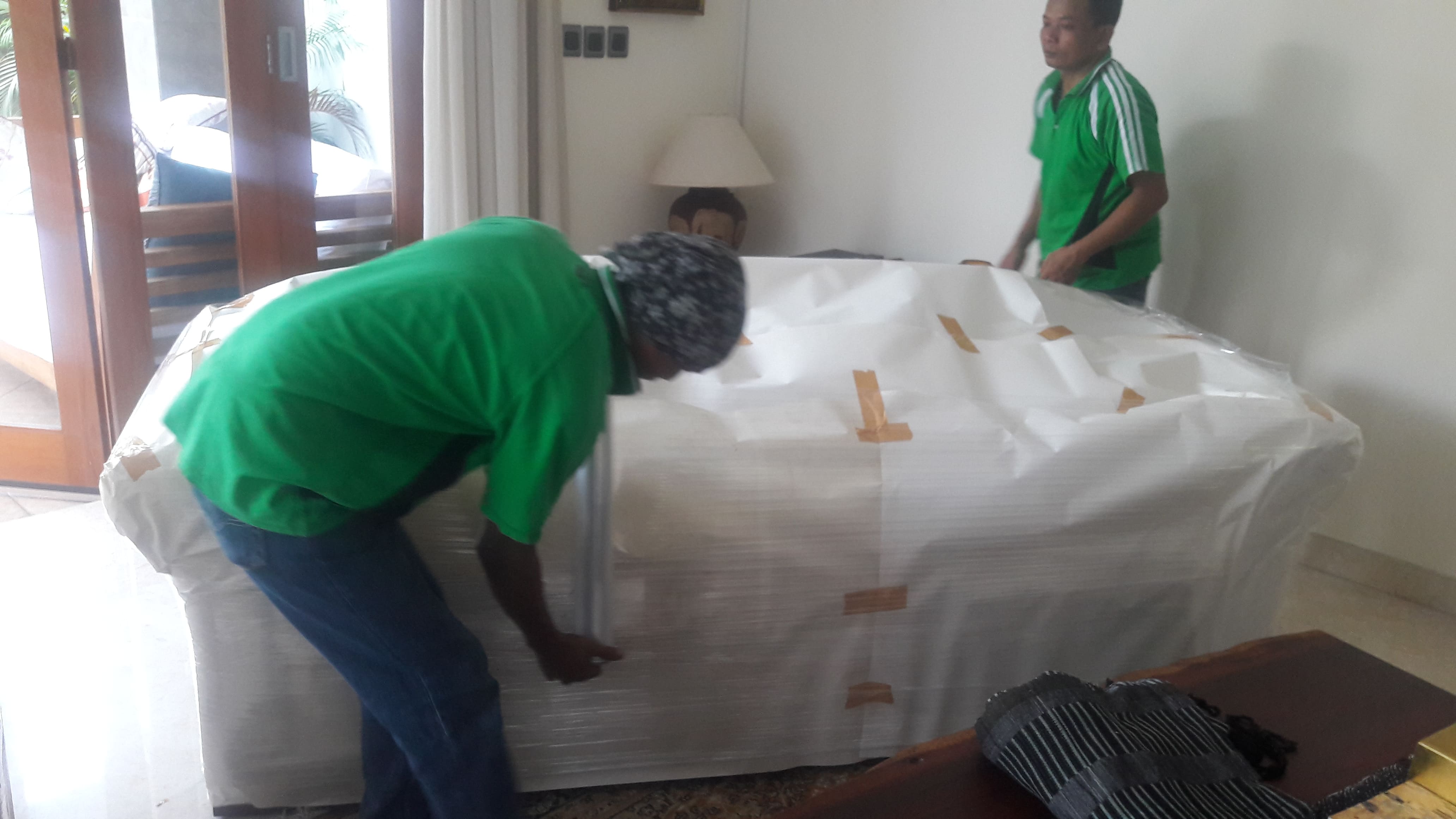 Proses Packing Sofa - Proses kerja profesional Dutamover jasa pindahan Jakarta