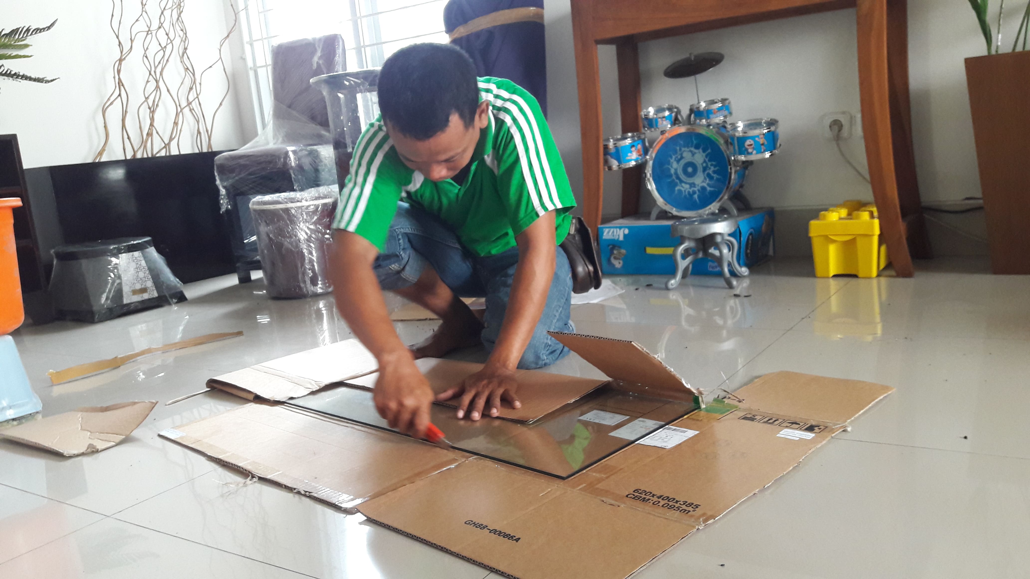 Proses Unpacking Barang - Proses kerja profesional Dutamover jasa pindahan Jakarta