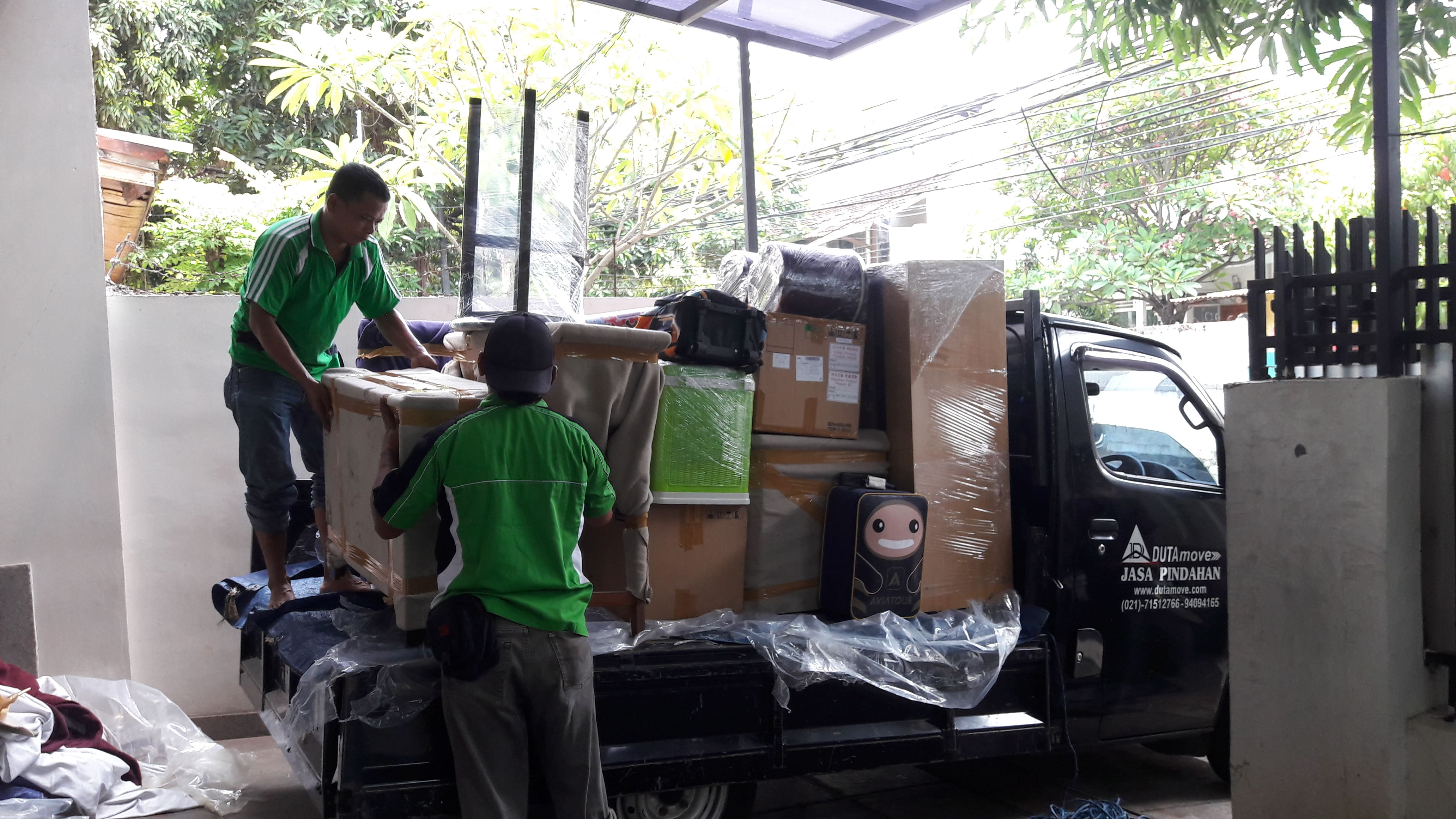 Loading Barang - Proses kerja profesional Dutamover jasa pindahan Jakarta