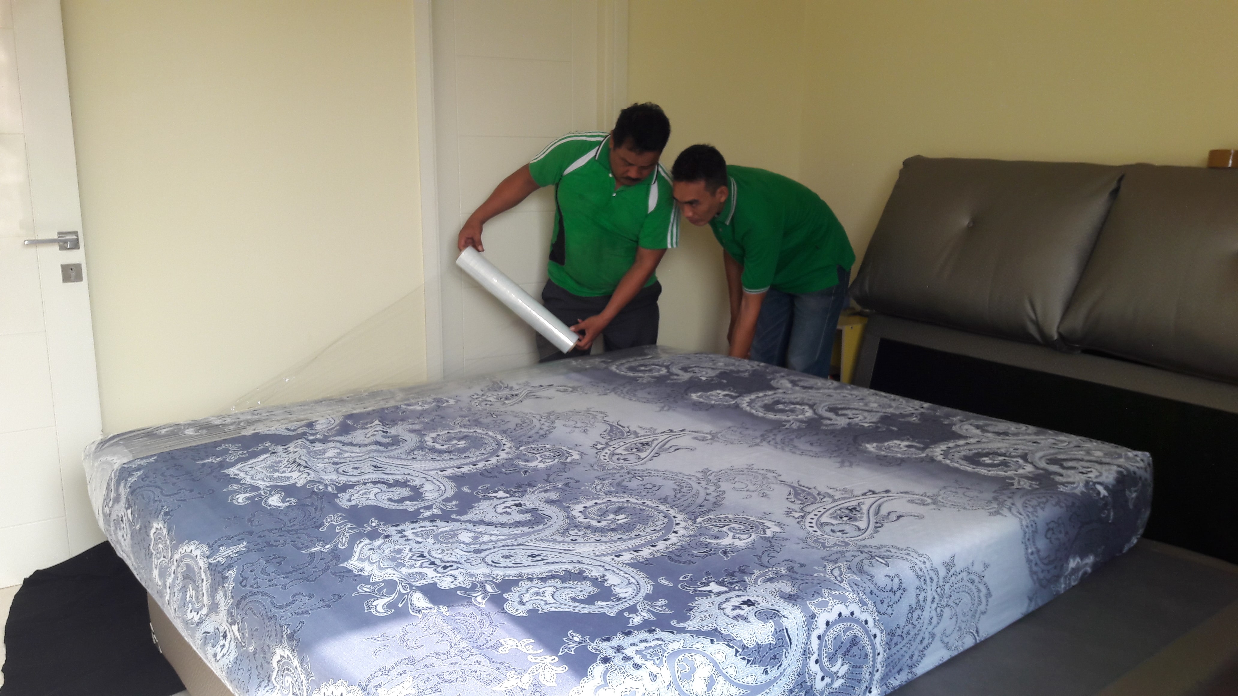 Proses Packing Kasur - Proses kerja profesional Dutamover jasa pindahan Jakarta
